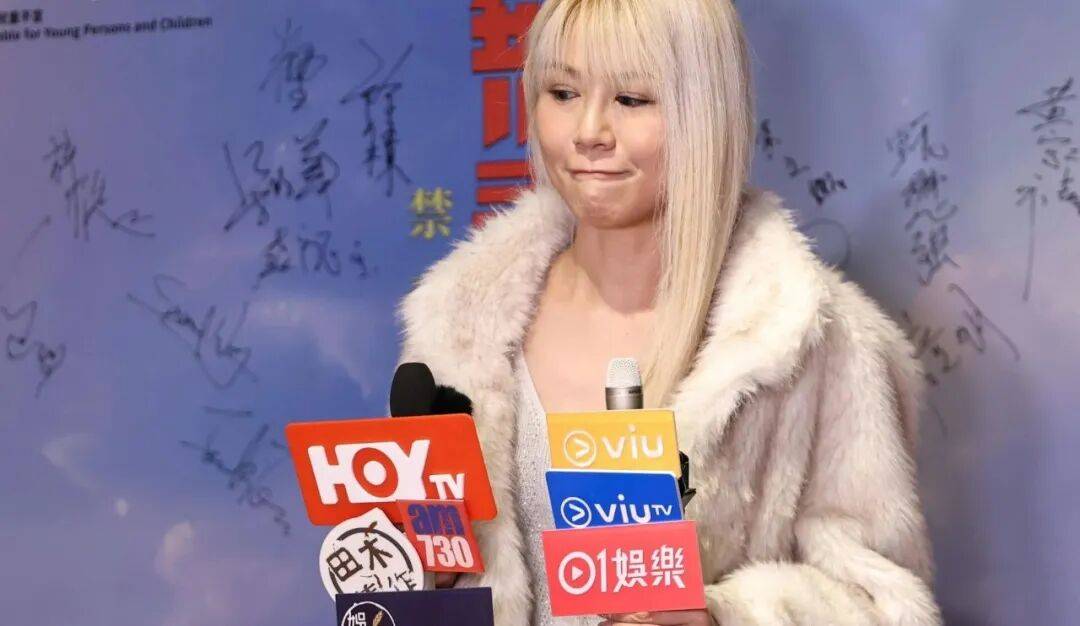 神反转!香港男星与圈内女友隔空互曝黑料,火速复合当街拥吻