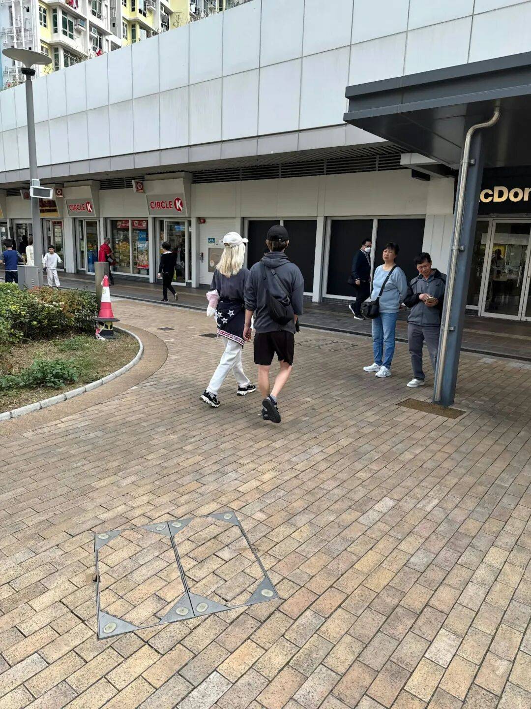 神反转!香港男星与圈内女友隔空互曝黑料,火速复合当街拥吻