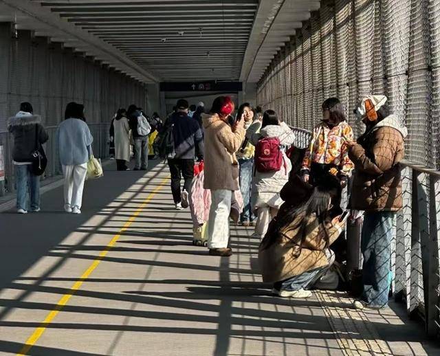 四惠交通枢纽天桥成网红打卡地，提醒：请勿长时间聚集停留