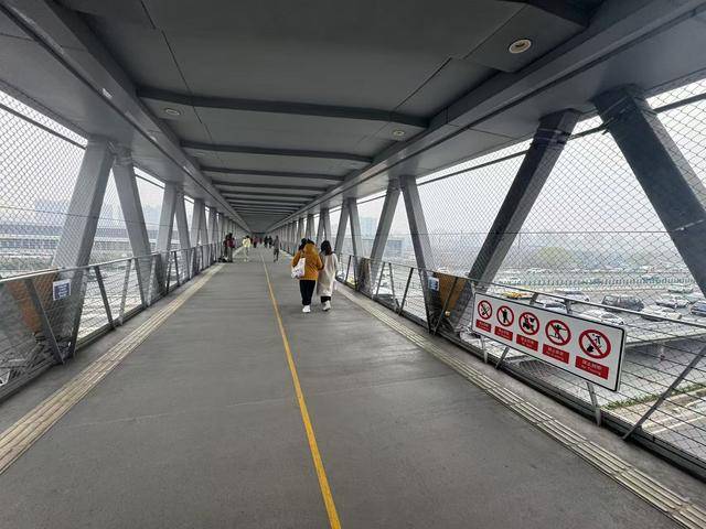 四惠交通枢纽天桥成网红打卡地，提醒：请勿长时间聚集停留